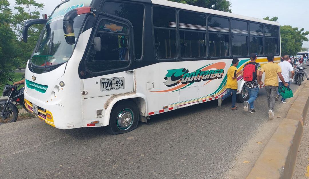 Vehículo fue pinchado para bloquear la comunicación entre Barranquilla y Galapa