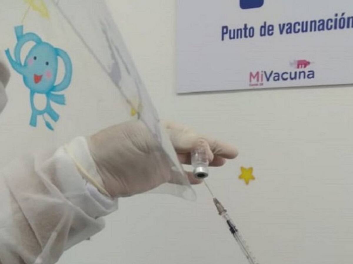 Llamado a reforzar vacunación COVID por el fin de la emergencia sanitaria