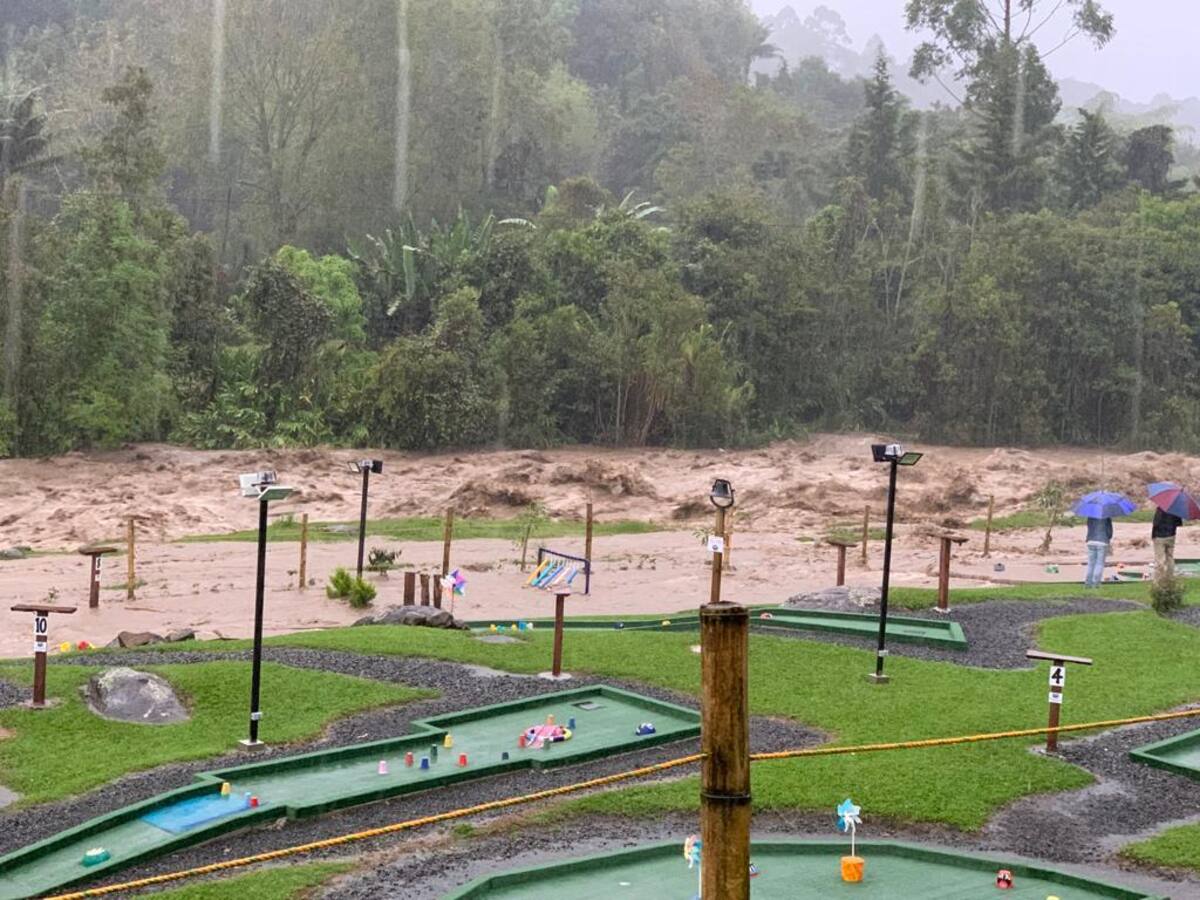 Creciente del río Quindío debido a las lluvias generó alarma en Salento y Armenia
