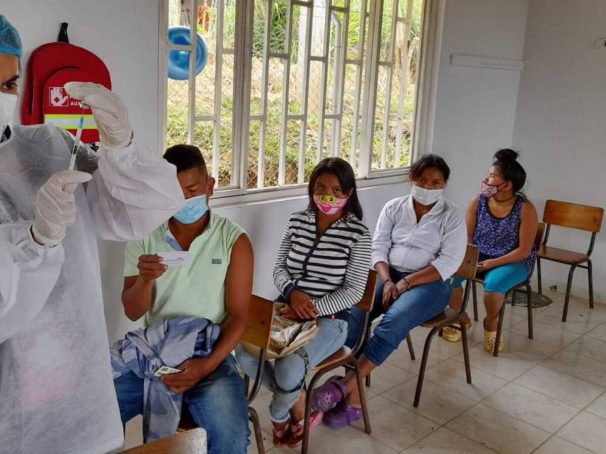 Comunidad Emberá Chamí en Pereira accedió a vacunarse contra el COVID-19