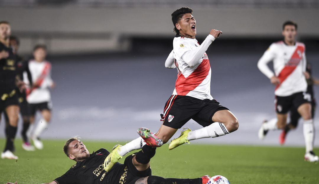 Jorge Carrascal con River Plate ante Colón