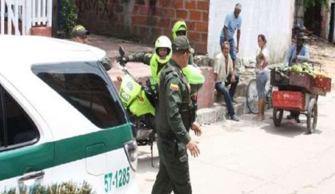 La Policía en el sitio donde fue asesinado  el domiciliario.