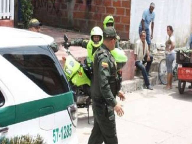 La Policía en el sitio donde fue asesinado el domiciliario.