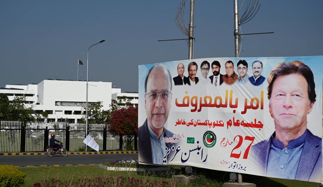 Pancarta con una imagen del primer ministro de Pakistán, Imran Khan, junto al edificio del Parlamento en Islamabad. Foto: GettyImages