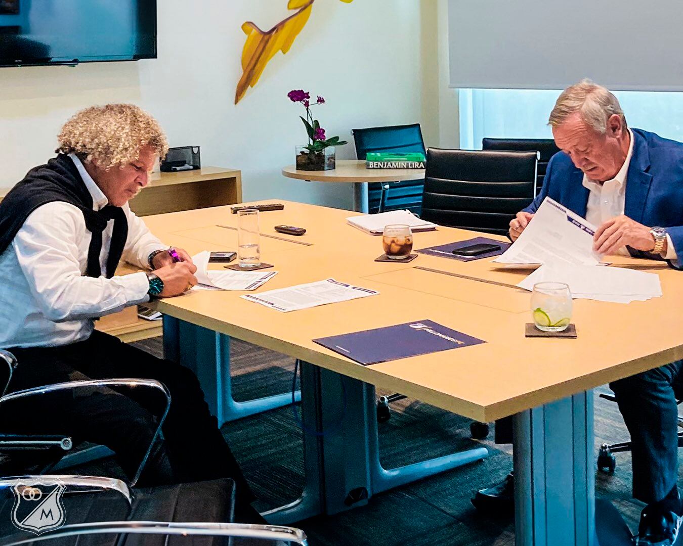 Alberto Gamero firmando su renovación con Millonarios / Twitter: @millosfcoficial.