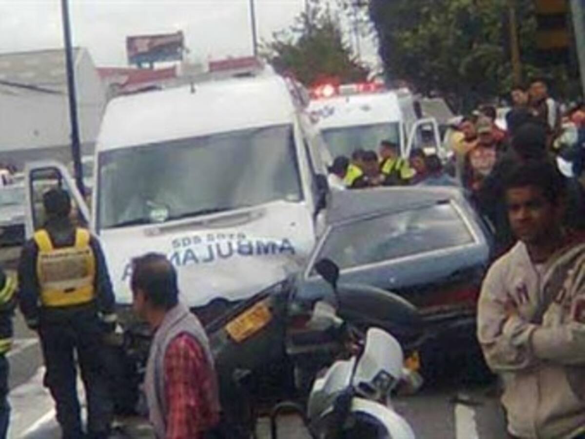 Autoridades castigan a ambulancias que abusan del carril de Transmilenio