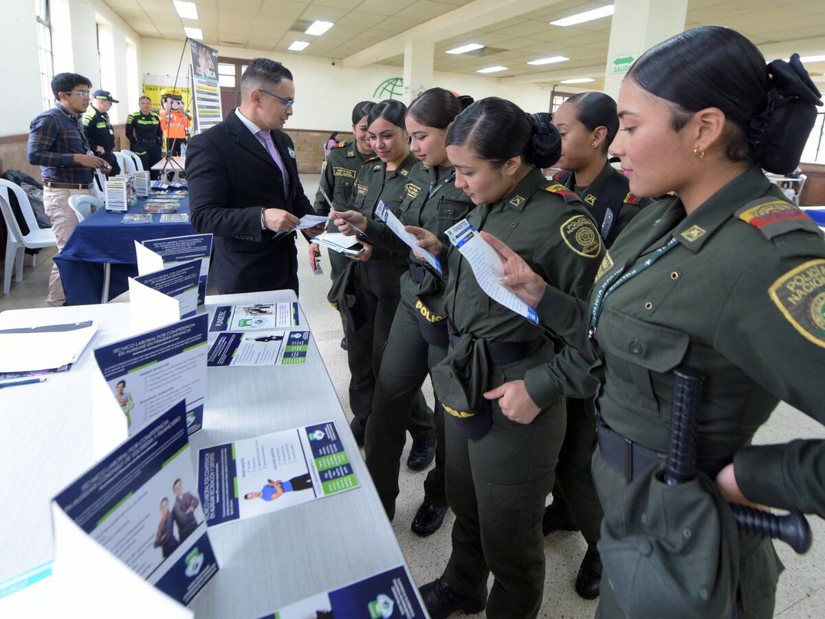 Más de 300 auxiliares bachilleres asistieron a feria educativa del Ministerio de Defensa