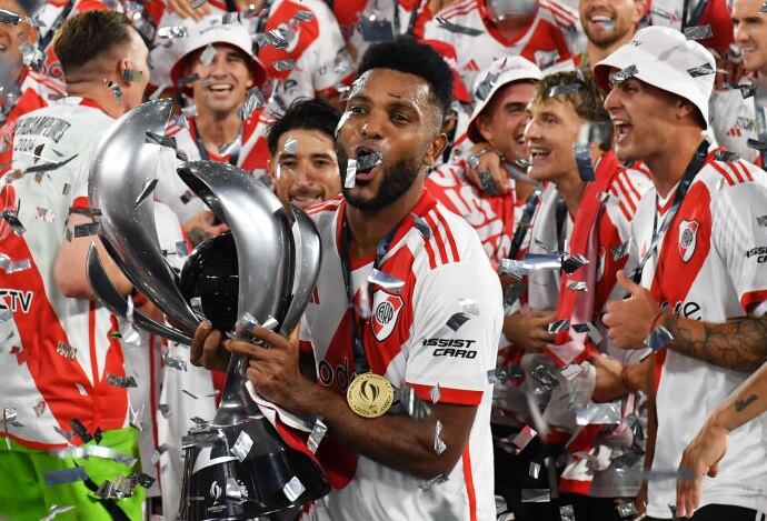 Miguel Ángel Borja celebra con el trofeo de la Supercopa de Argentina / Getty Images