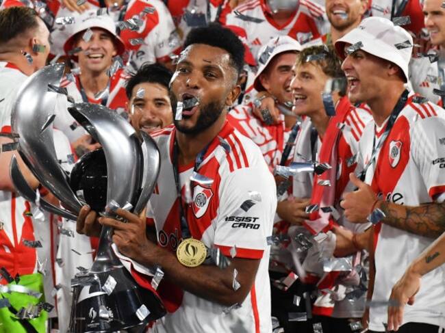 Miguel Ángel Borja celebra con el trofeo de la Supercopa de Argentina / Getty Images