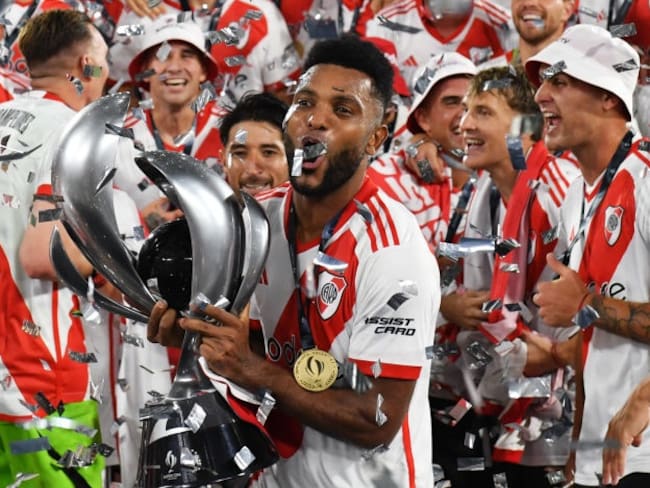 Miguel Ángel Borja celebra con el trofeo de la Supercopa de Argentina / Getty Images