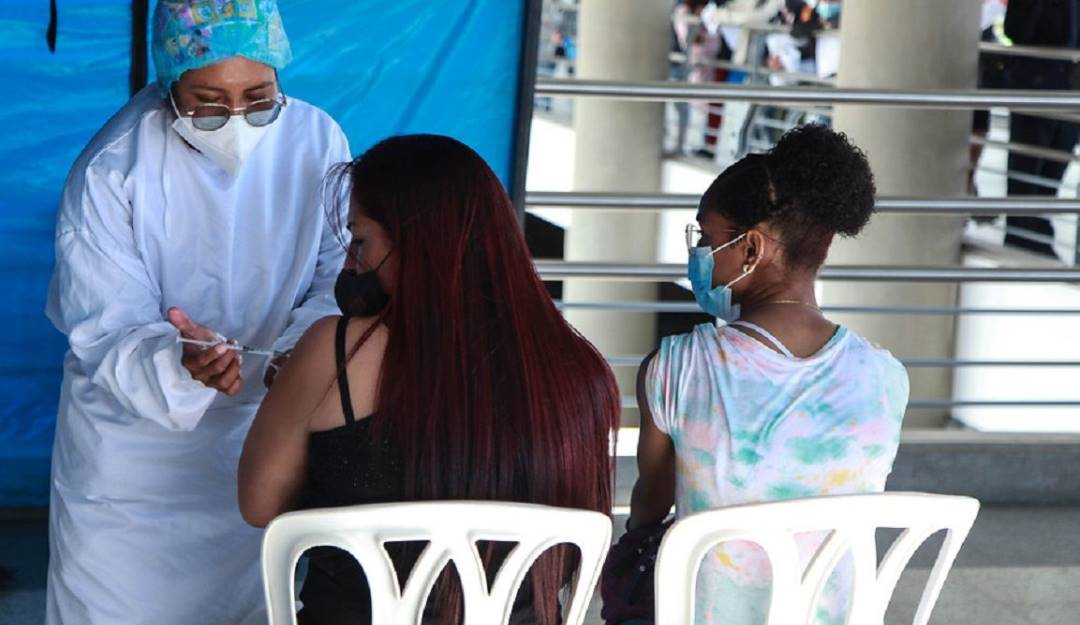 Vacunación contra el Covid-19 en TransMilenio. Colprensa