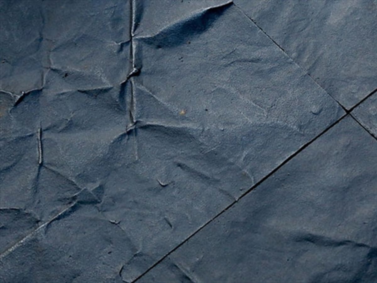 Un piso es el 'contramonumento' creado en Colombia con la fundición de armas de las Farc