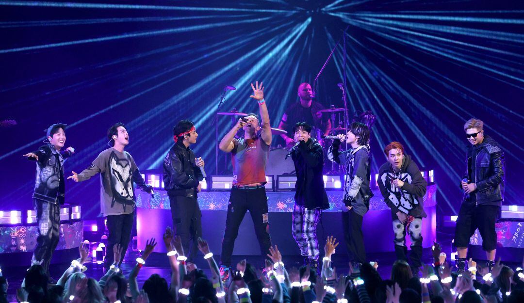 BTS y Coldplay presentando 'My Universe' en los American Music Awards.