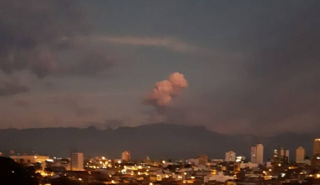 Volcán Nevado del Ruiz, nuevamente emitió ceniza. Crédito: Caracol Radio.
