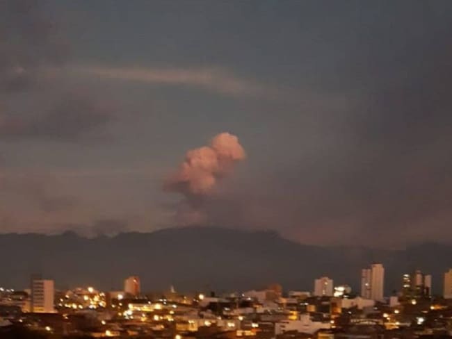 Volcán Nevado del Ruiz, nuevamente emitió ceniza. Crédito: Caracol Radio.