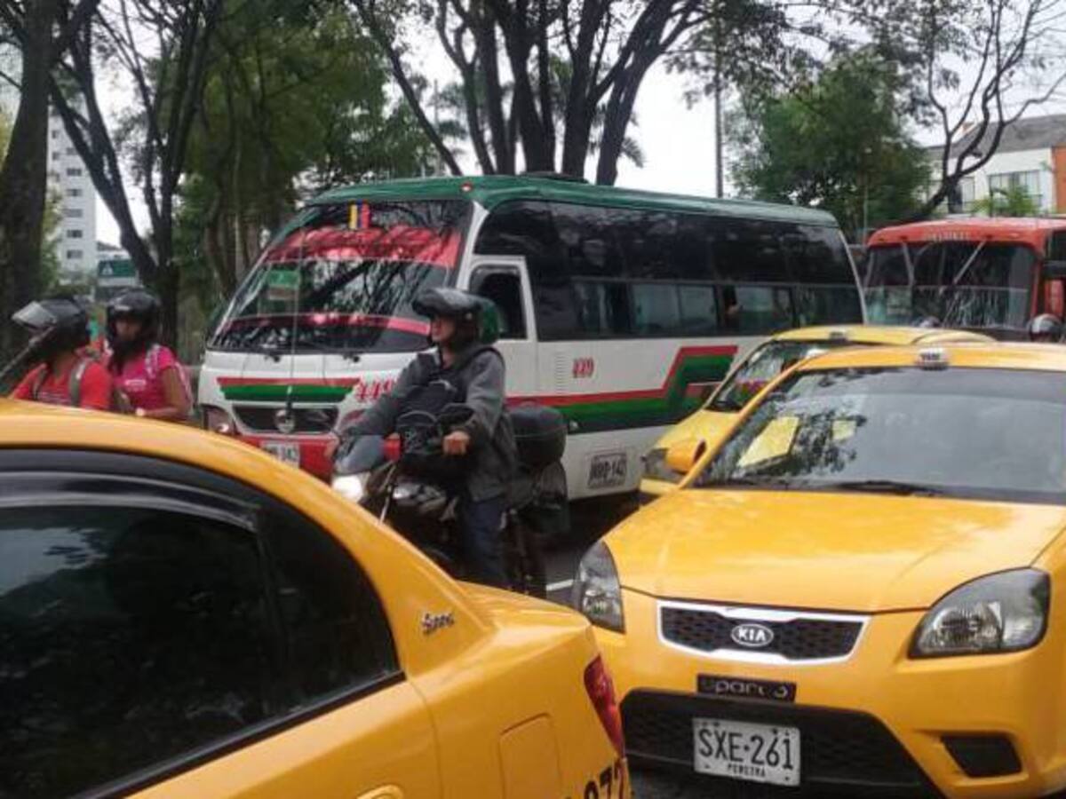 Propietarios de taxis instauran acción jurídica contra el alcalde Gallo