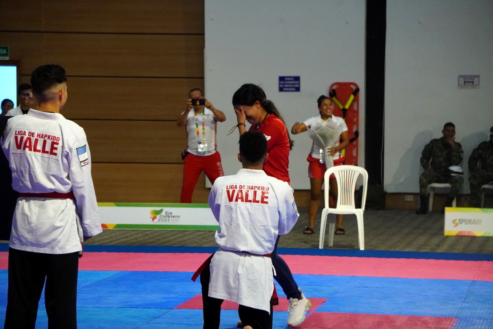 De rodillas Jhon Caracas le pide a Karen Morales que sea su esposa en centro de Convenciones de Armenia. Foto Cortesía Juegos Nacionales