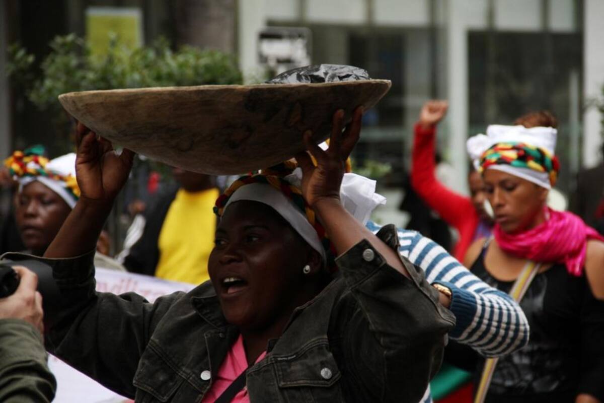 Recorrieron a pie desde el Cauca y llegaron a Bogotá exigiendo que pare la mineria ilegal porque contamina los rios y el habitad de su región.