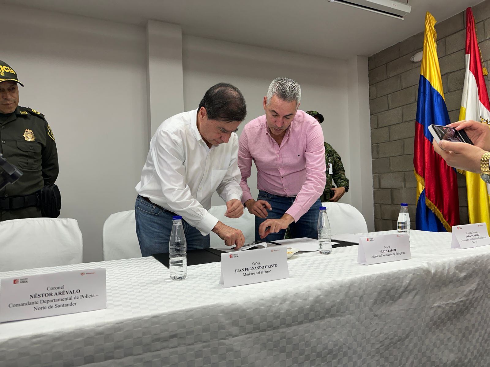 Ministro del Interior, Juan Fernando Cristo y alcalde de Pamplona, Klaus Faber Mogollón / Foto: Caracol Radio