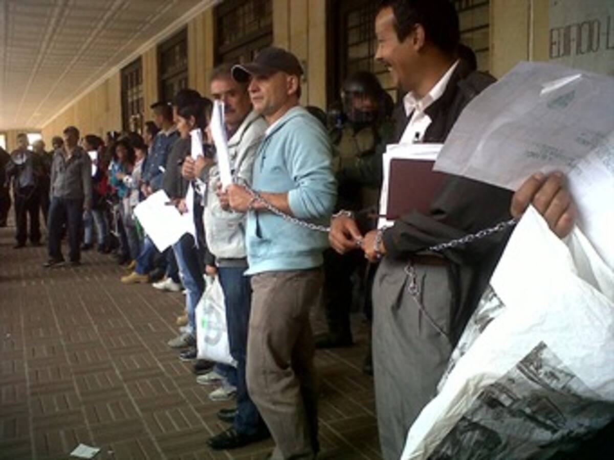 Desalojados protestan en la Alcaldía de Bogotá exigiendo cumplimiento de fallo de la Corte