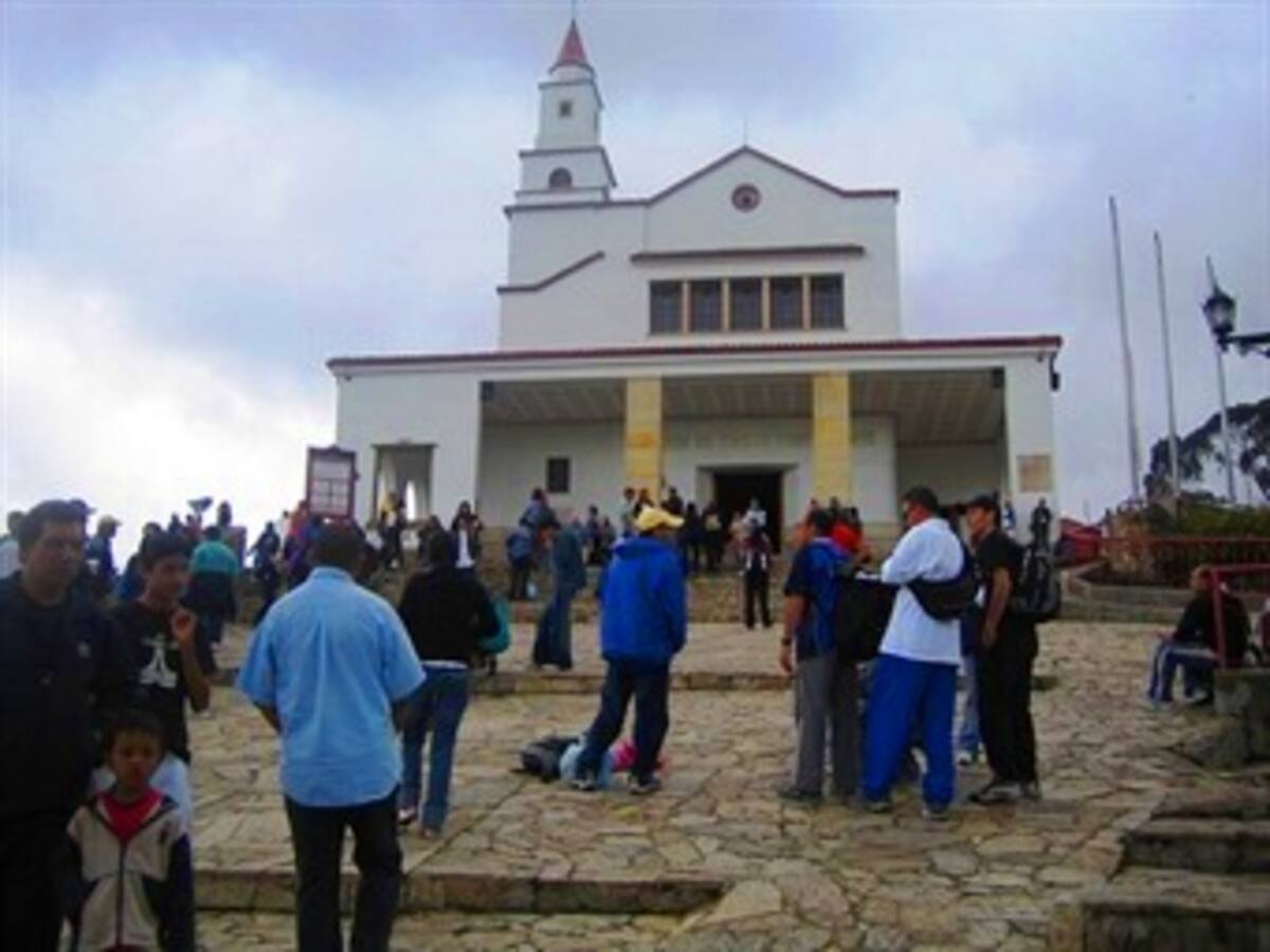 Más de sesenta mil personas subieron este viernes por el nuevo camino a Monserrate