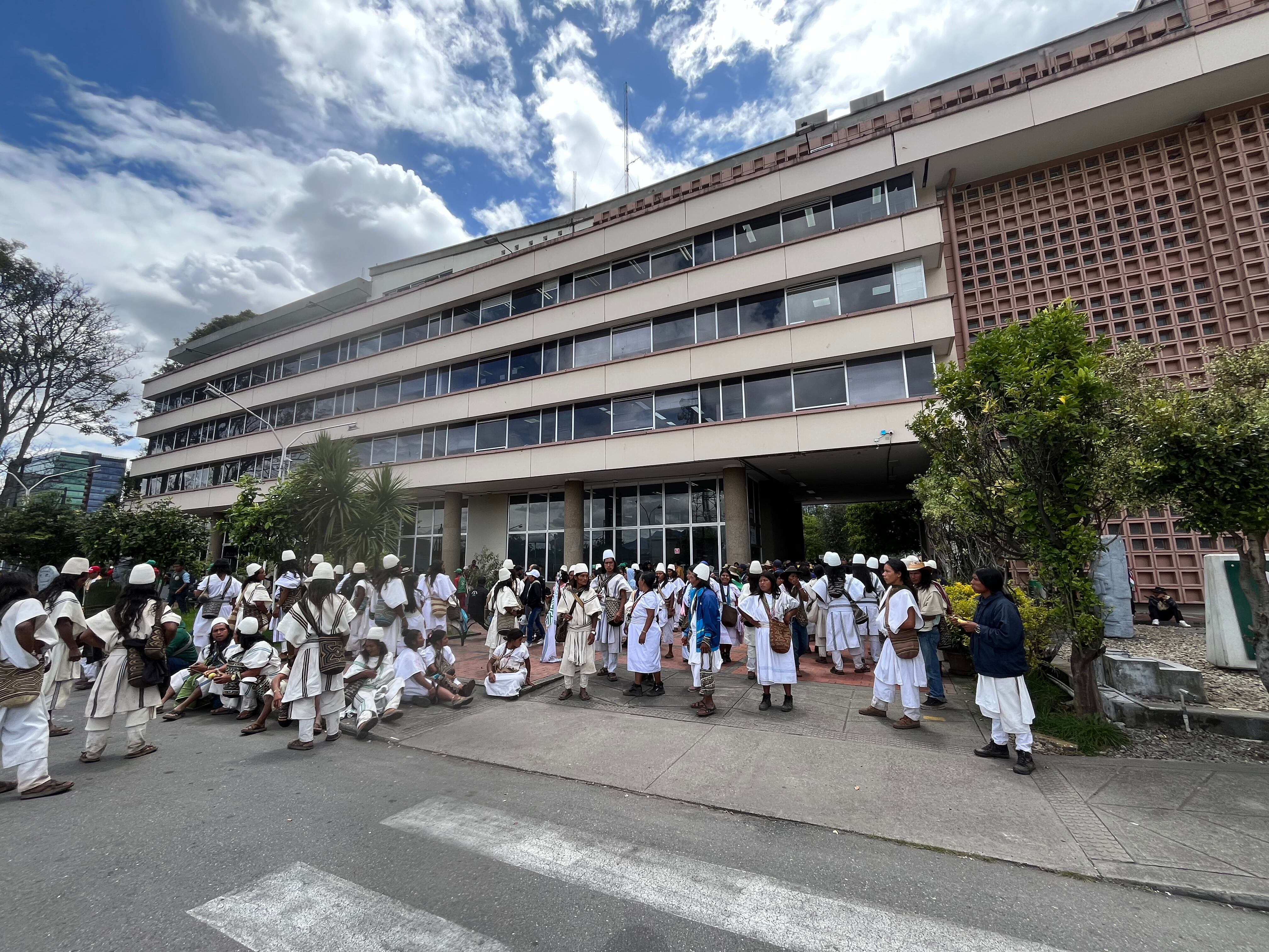 Indígenas se concentran en la sede de la Agencia Nacional de Tierras en Bogotá. Foto: Caracol Radio.
