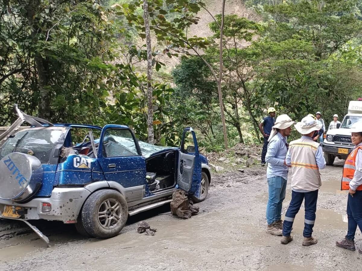 En Risaralda, hombre fallece luego de que un deslizamiento de rocas cayera sobre su vehículo