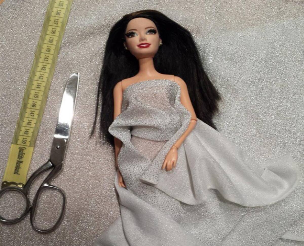 A través de su cuenta @mariaang2002, María Angélica Padilla muestra sus diseños en el cuerpo de muñecas. La siguen cerca de 5.000 personas.