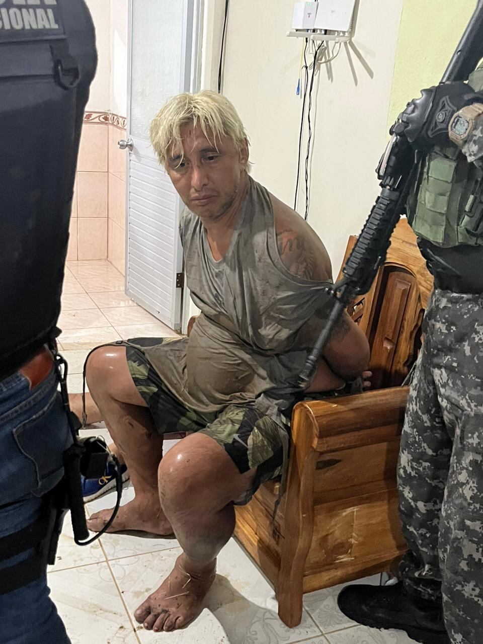 Fotografía cedida por la Policía Nacional de Ecuador de Fabricio Colón Pico tras ser capturado en la localidad de Puerto Quito (Ecuador). 
Foto:   EFE/ Policía Nacional De Ecuador
