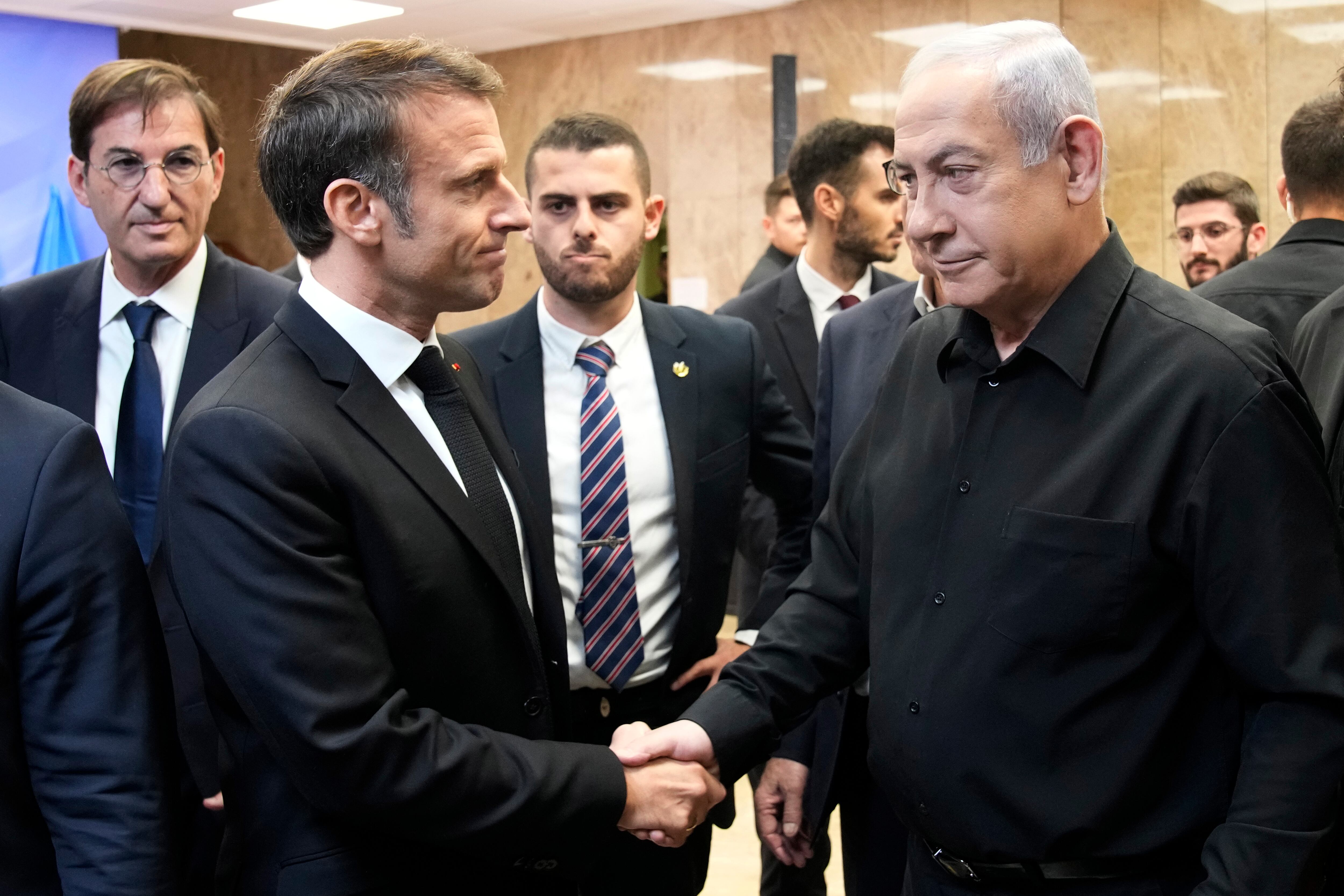 Jerusalem (-), 24/10/2023.- Israeli Prime Minister Benjamin Netanyahu (R) shakes hands with French President Emmanuel Macron after a joint press conference in Jerusalem, 24 October 2023. Macron is traveling to Israel to show France's solidarity with the country and further work on the release of hostages who are being held in Gaza. (Francia, Jerusalén) EFE/EPA/CHRISTOPHE ENA / POOL MAXPPP OUT