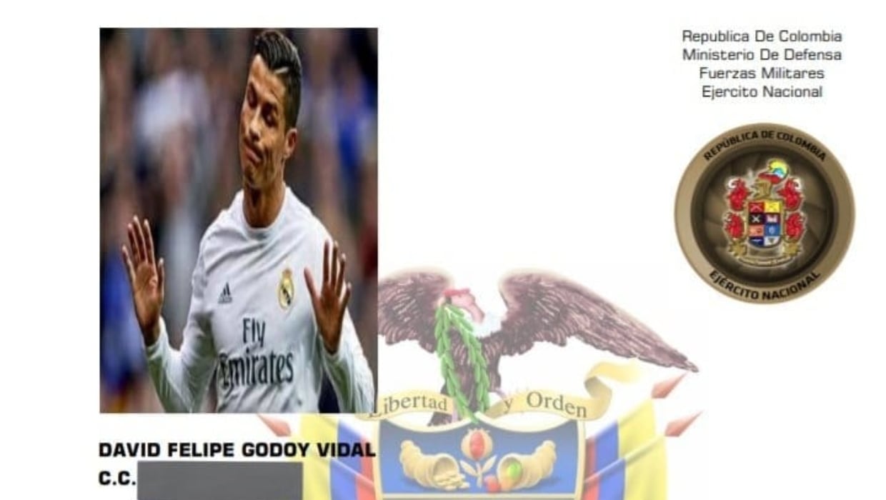 Un ciudadano aseguró que en su libreta militar digital le pusieron una foto del futbolista portugués Cristiano Ronaldo. Foto: Twitter de David Godoy.
