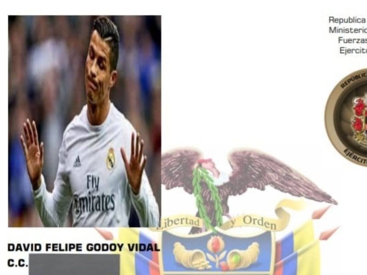 ¡De no creer! Le pusieron una foto de Cristiano Ronaldo en la libreta militar
