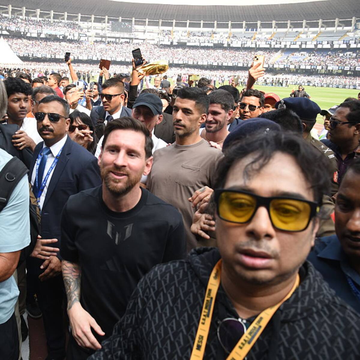 Messi causa revuelo en su visita a India: el público lanza sillas y botellas