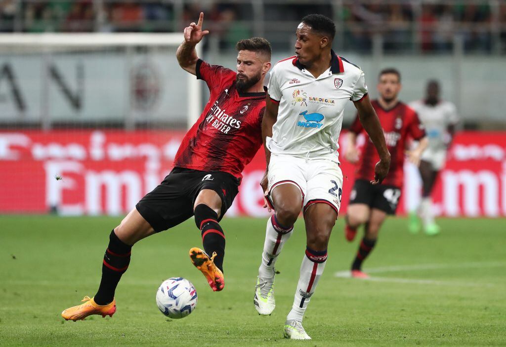 Mina defendiendo una pelota contra Giroud / Getty Images