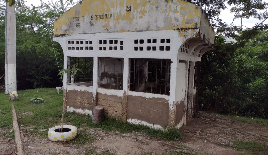 Esta edificación se ha convertido en basurero y baño público