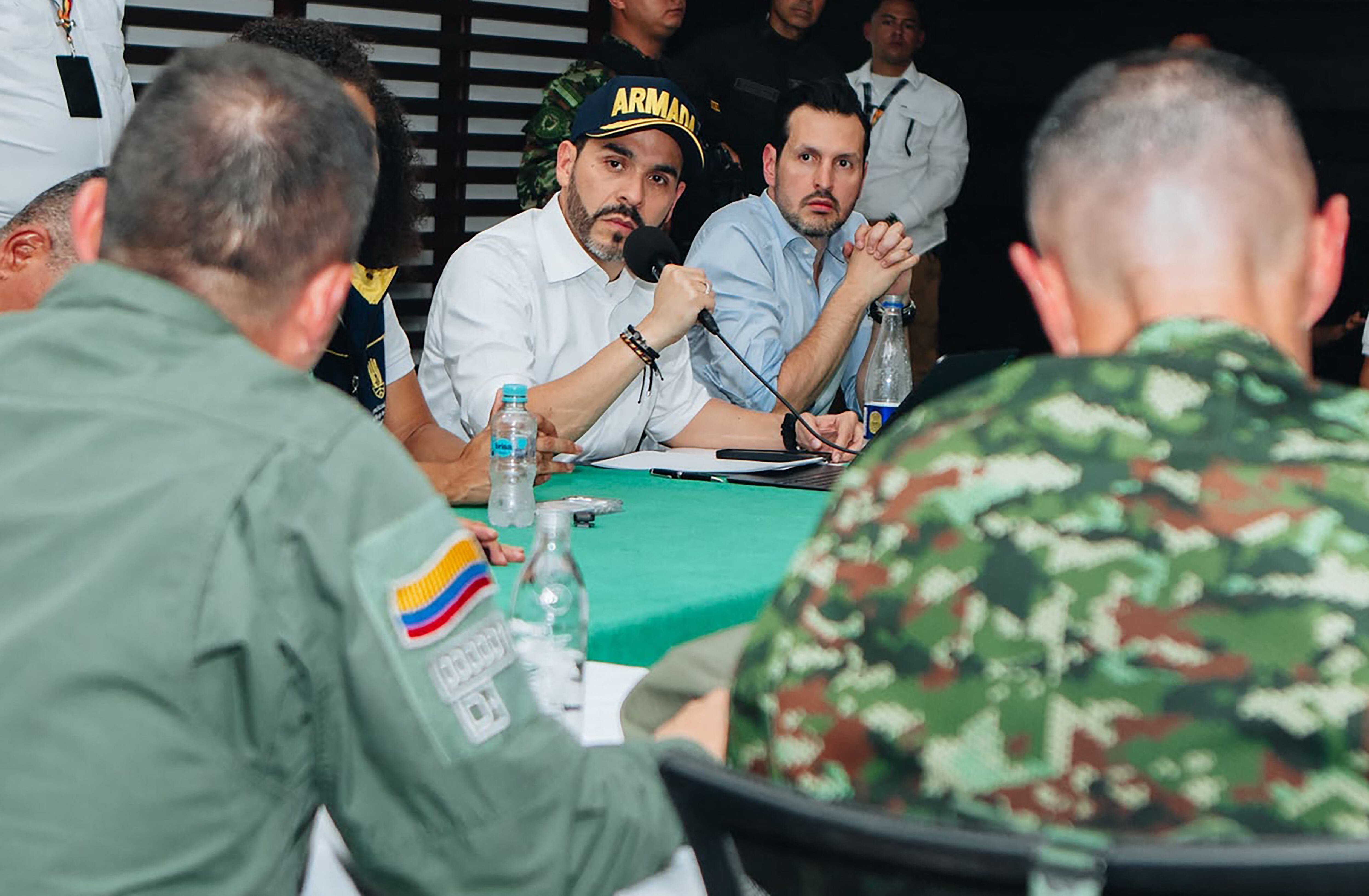 This handout picture released by the Colombian Presidency press office shows Colombia's President Abelardo de la Espriella (L) speaking during a meeting with the armed forces after the earthquake in Quibdo, Choco department, Colombia on August 10, 2026. A magnitude 7.4 earthquake struck Colombia on August 10, 2026, and killed at least 111 people, damaged more than 1,500 buildings, and left an unknown number of people buried under rubble. The government declared a state of emergency to attend to the quake that shook several cities across the coffee-producing region, the Pacific coast, and neighboring Latin American countries, sending terrified residents racing into the street. (Photo by Handout / Colombian Presidency / AFP) / RESTRICTED TO EDITORIAL USE - MANDATORY CREDIT "AFP PHOTO / COLOMBIAN PRESIDENCY" - HANDOUT - NO MARKETING NO ADVERTISING CAMPAIGNS - DISTRIBUTED AS A SERVICE TO CLIENTS