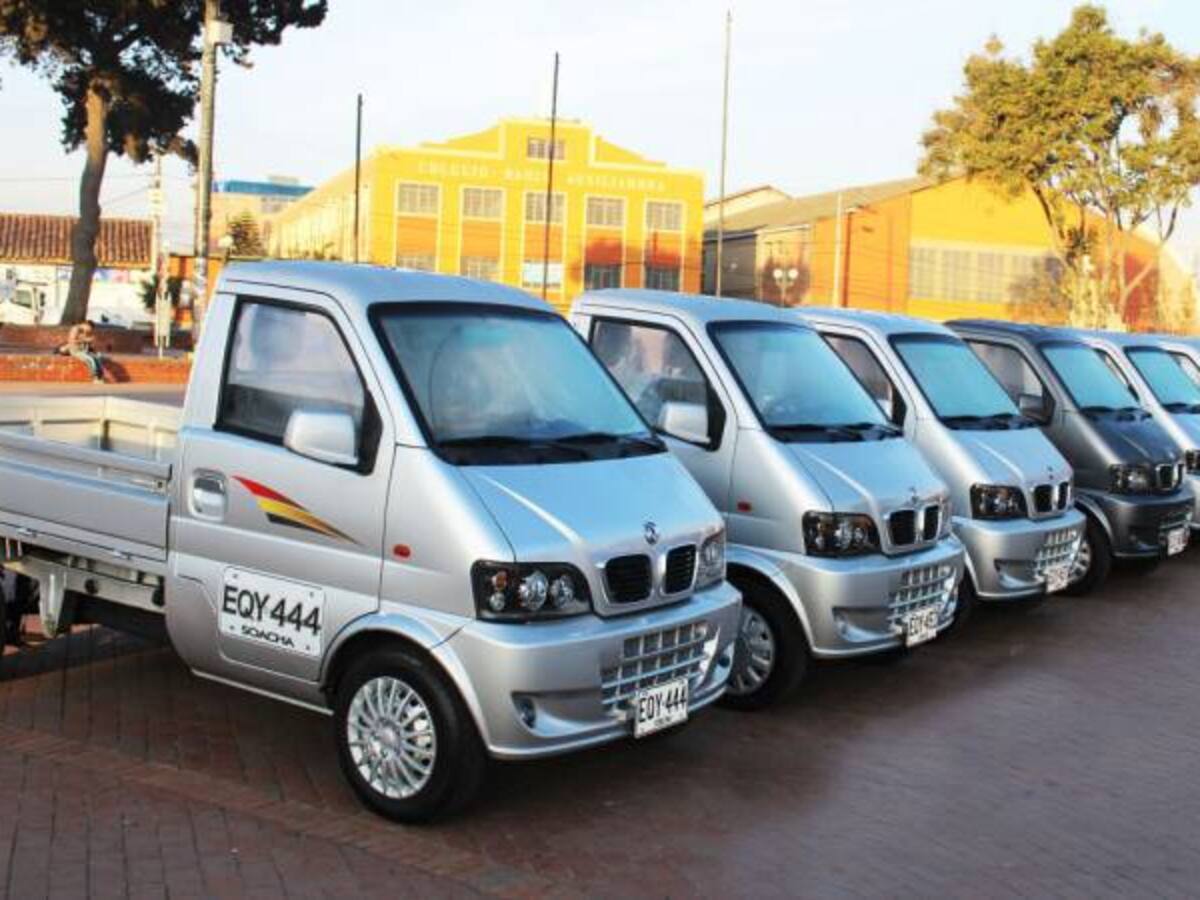 Entregan primeros vehículos para reemplazo de “zorras” en Soacha