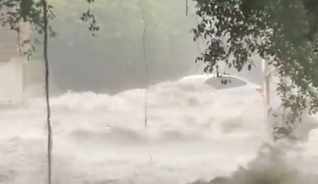 Automovil arrastraqdo por arroyo