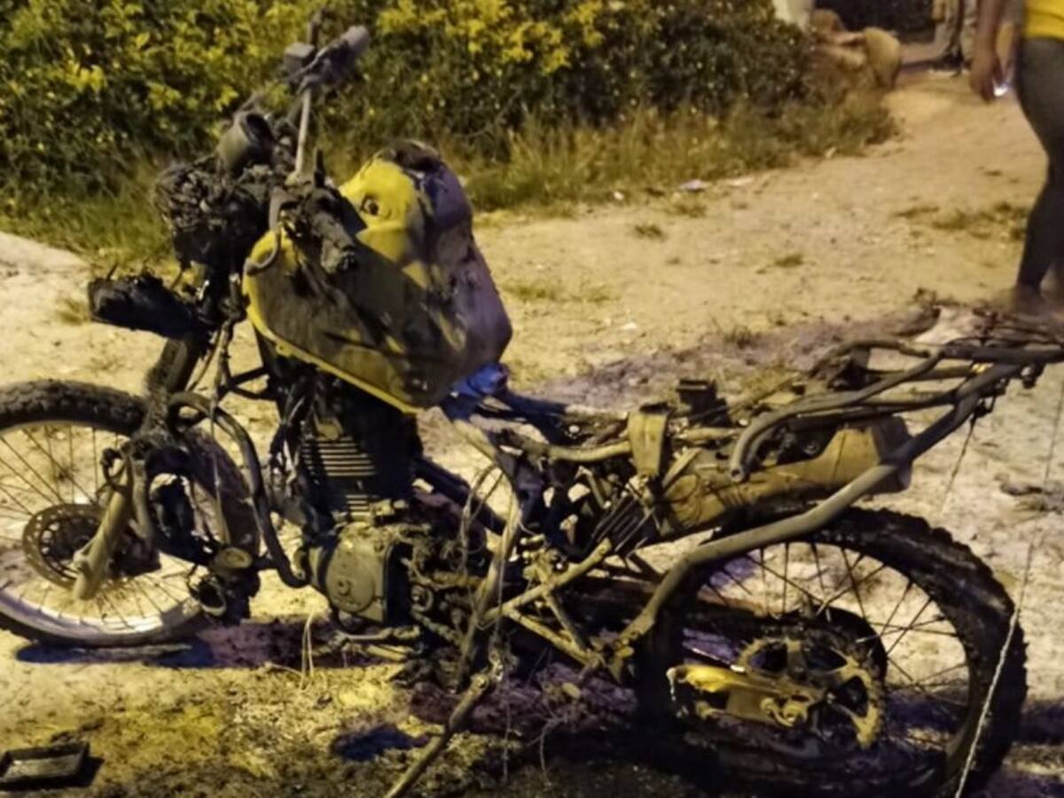Delincuentes quemaron una motocicleta de la Policía en Ibagué