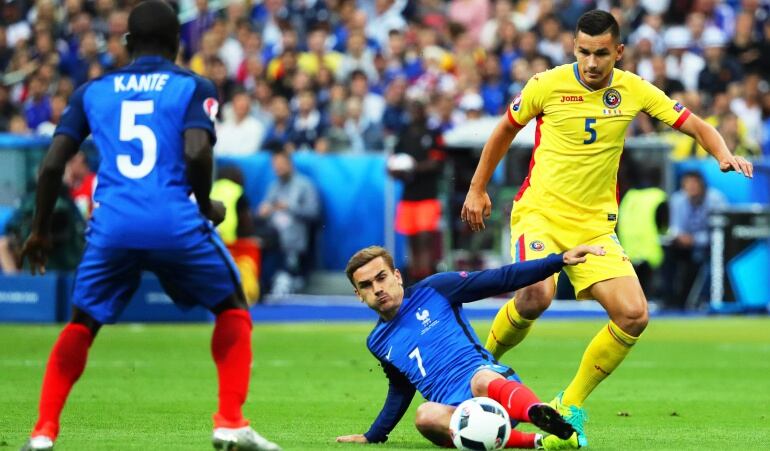 Griezmann disputa un balón en el partido inaugural de la EURO 2016.