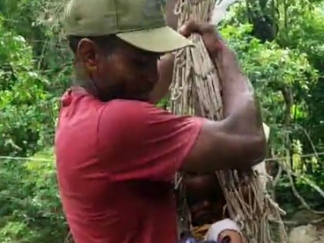 Indígenas de Santa Marta a la espera de “promesa” de puente: así exponen sus vidas