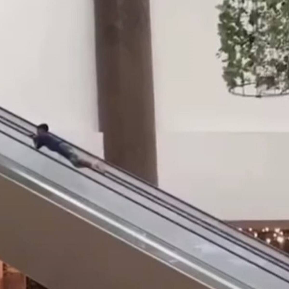 Menor subió escaleras eléctricas por el pasamanos en Centro Comercial