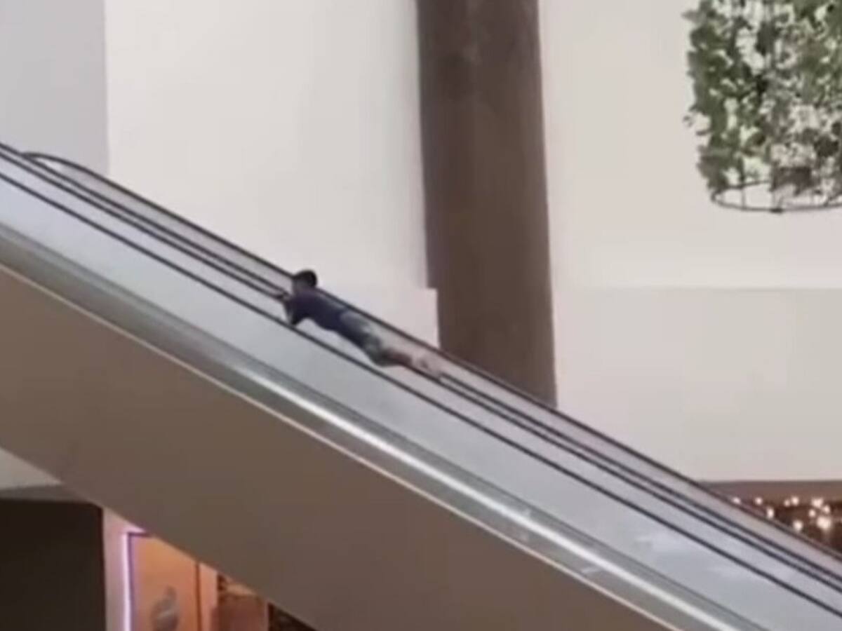 Menor subió escaleras eléctricas por el pasamanos en Centro Comercial