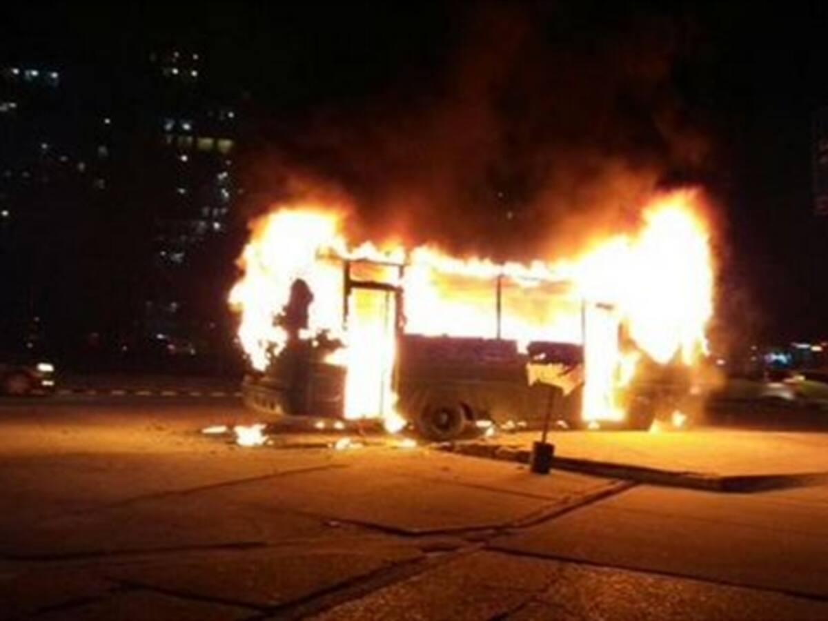 Heridos de incendio de bus en Bogotá se encuentran fuera de peligro