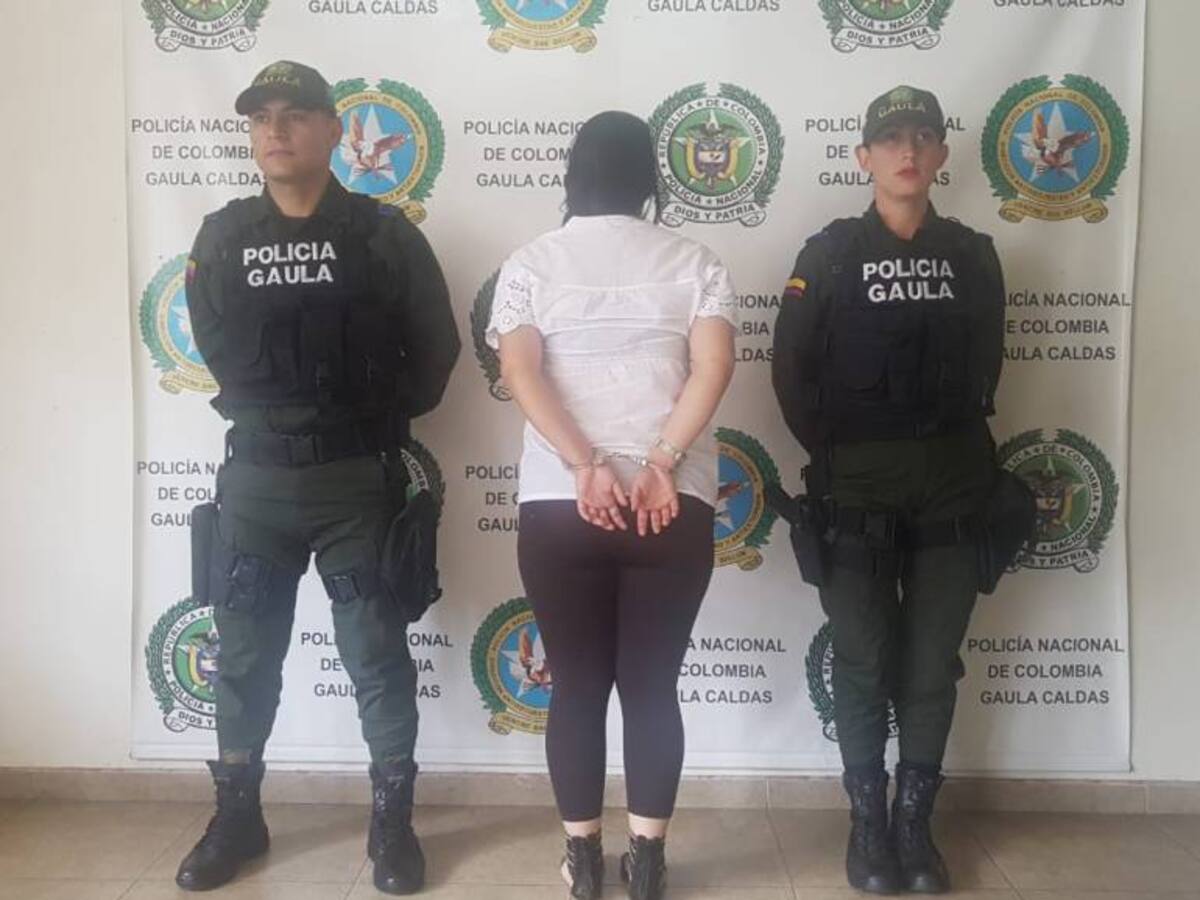 Mujer capturada se hacía pasar por policía para extorsionar