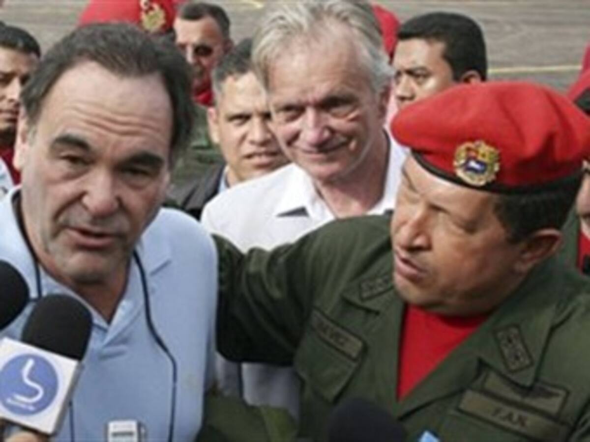 El cineasta Oliver Stone dibuja a un Hugo Chávez heroico y visionario en un flojo documental