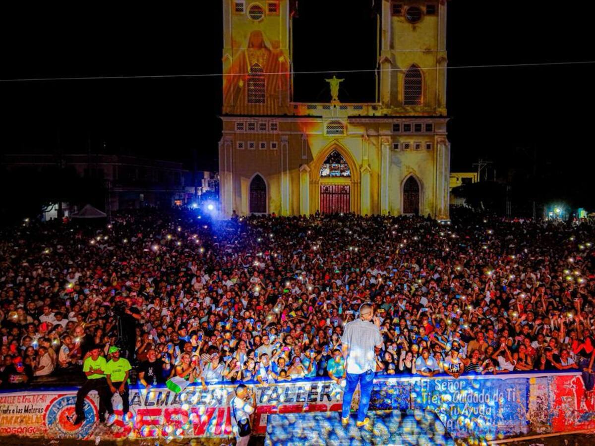 Magangueleños disfrutaron serenata a la Virgen de la Candelaria con Pipe Peláez
