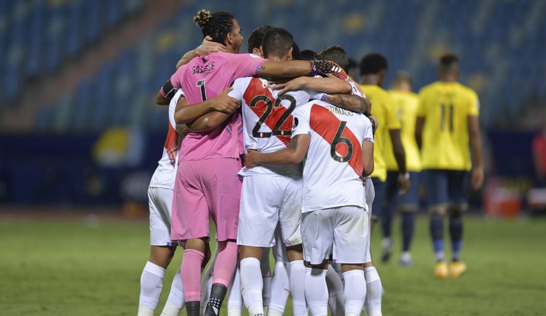 Los jugadores de Perú festejan la igualdad al final del partido.