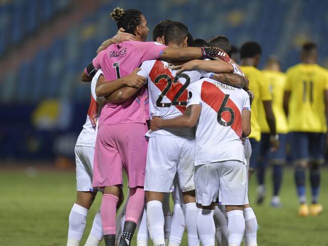 Los jugadores de Perú festejan la igualdad al final del partido.