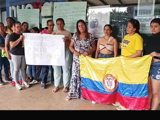 Sin sueldo y con pacientes abandonados: protesta de trabajadores de la salud en Puerto Boyacá